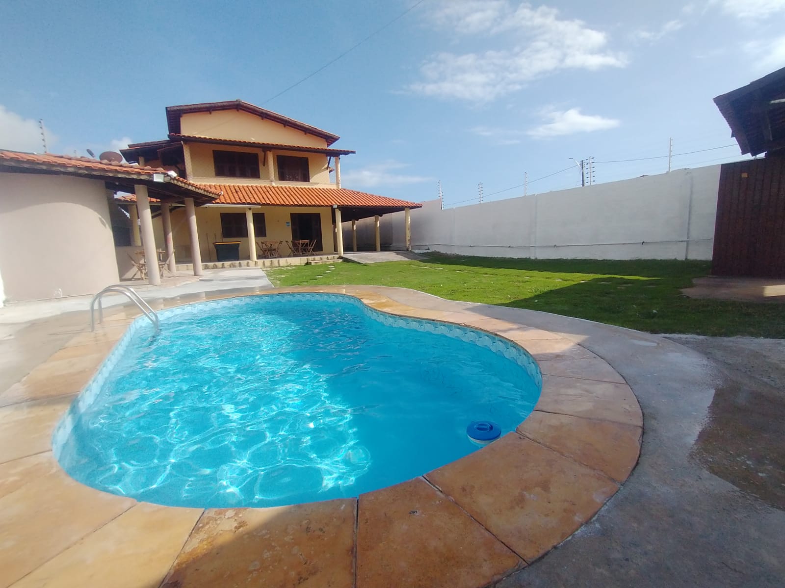 Piscina e fachada da casa