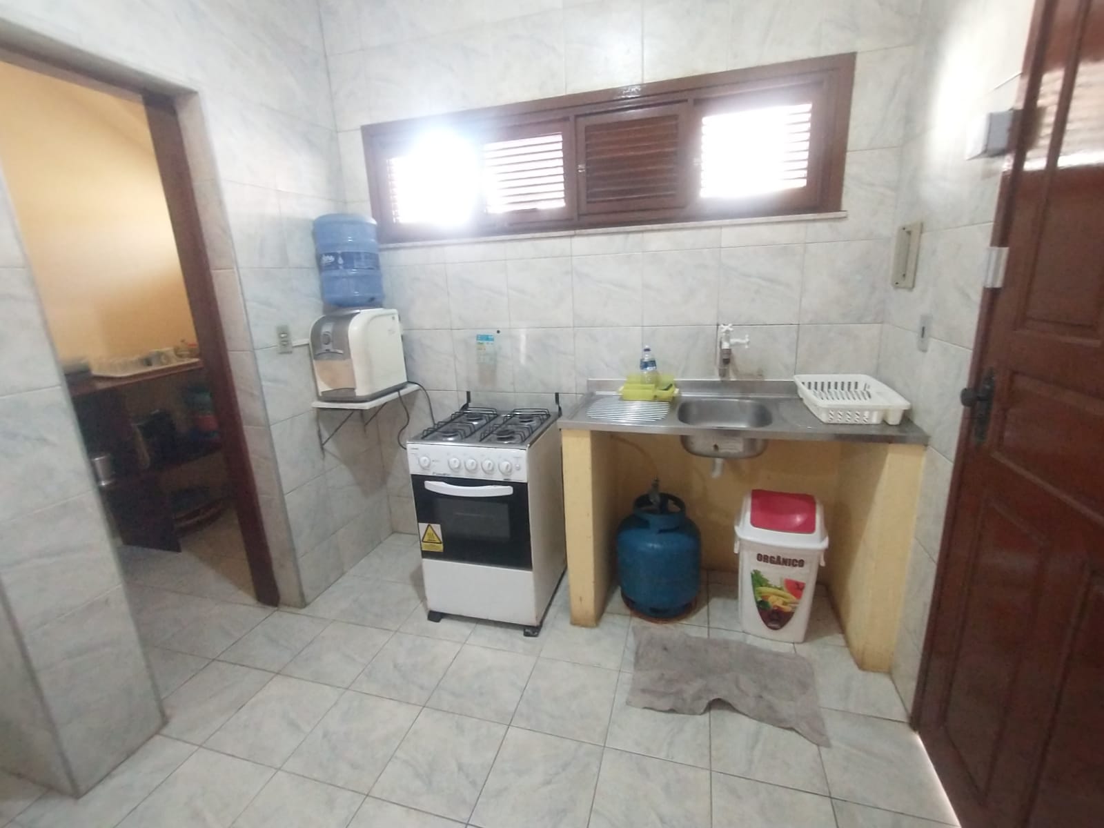 Cozinha completa com fogao e pia