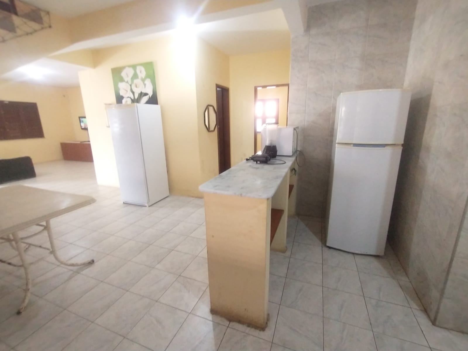 Cozinha com geladeiras e balcao