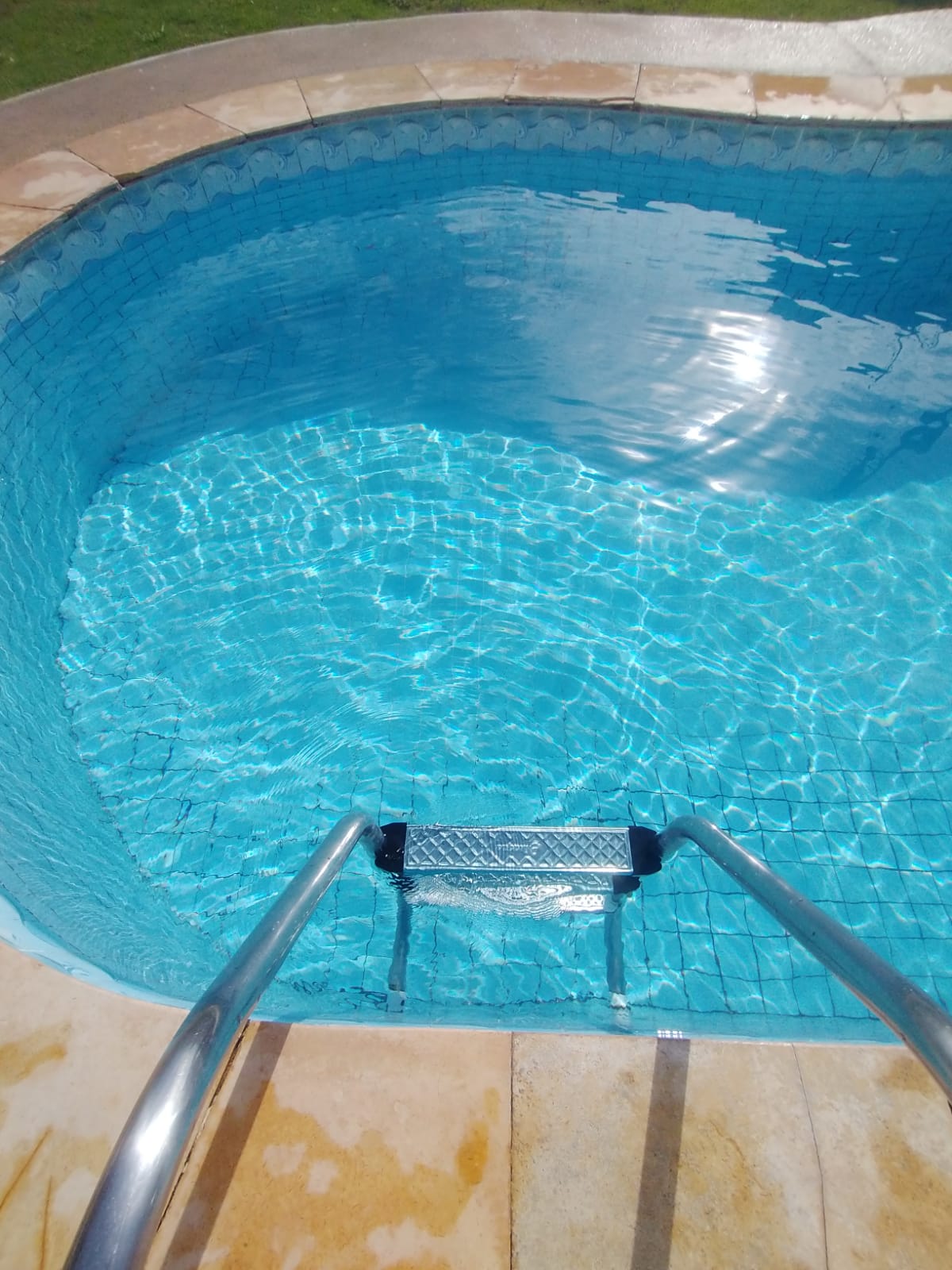 Piscina com água cristalina