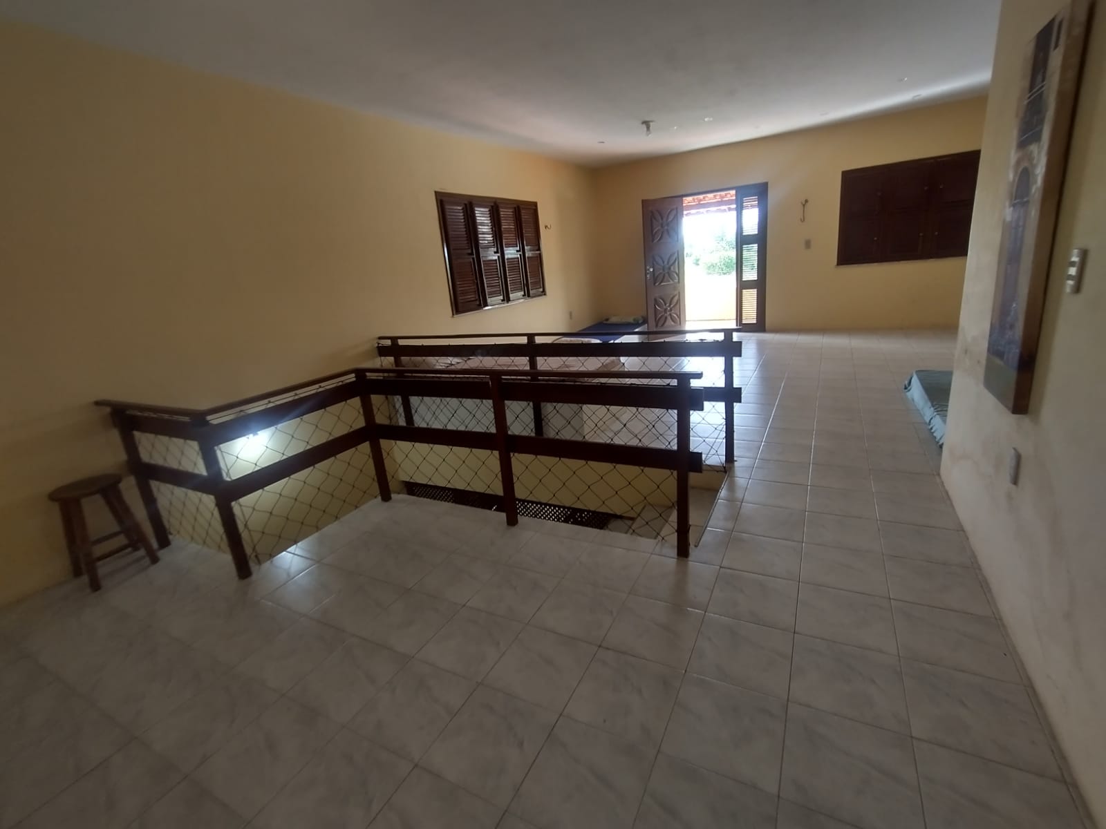 Piso superior com escadas e corrimão