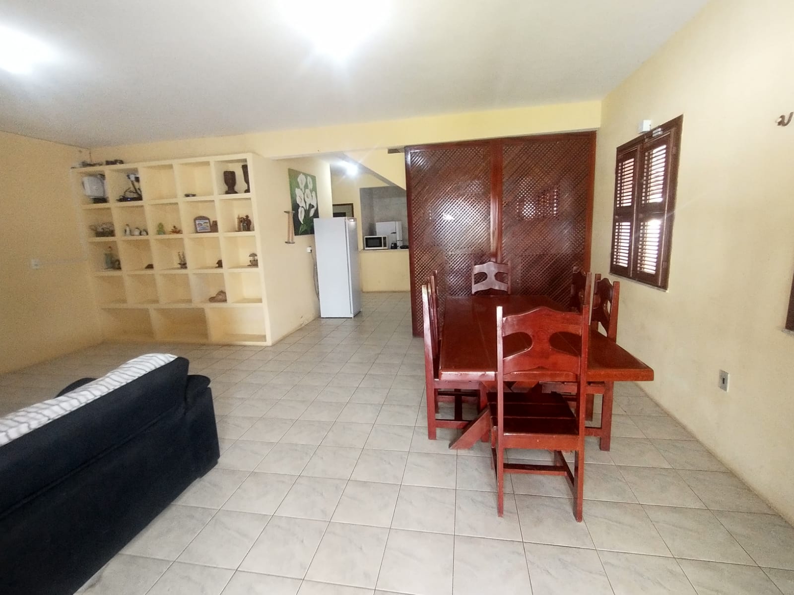 Sala de jantar com mesa e cadeiras de madeira