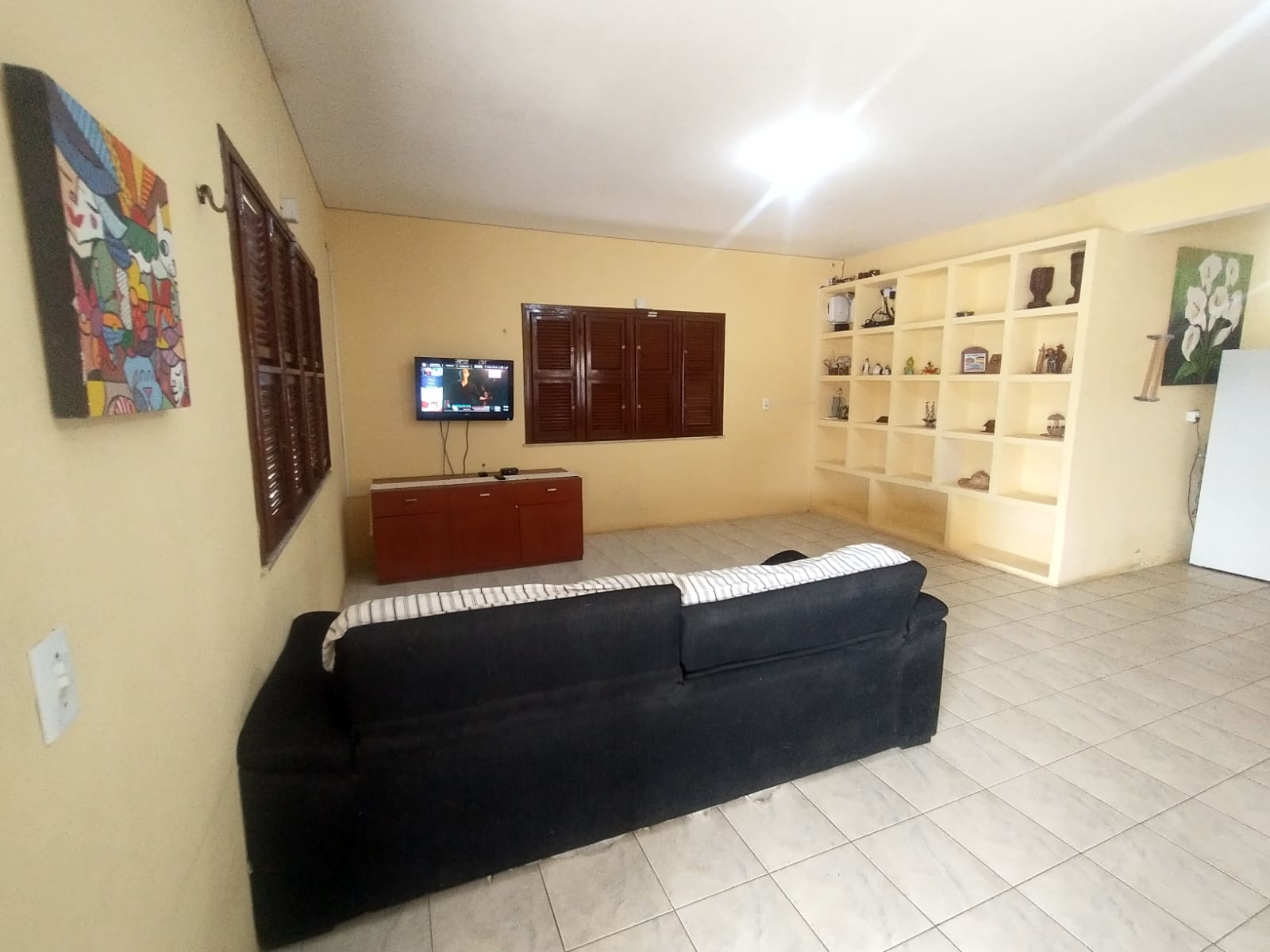 Sala de estar com sofa e TV