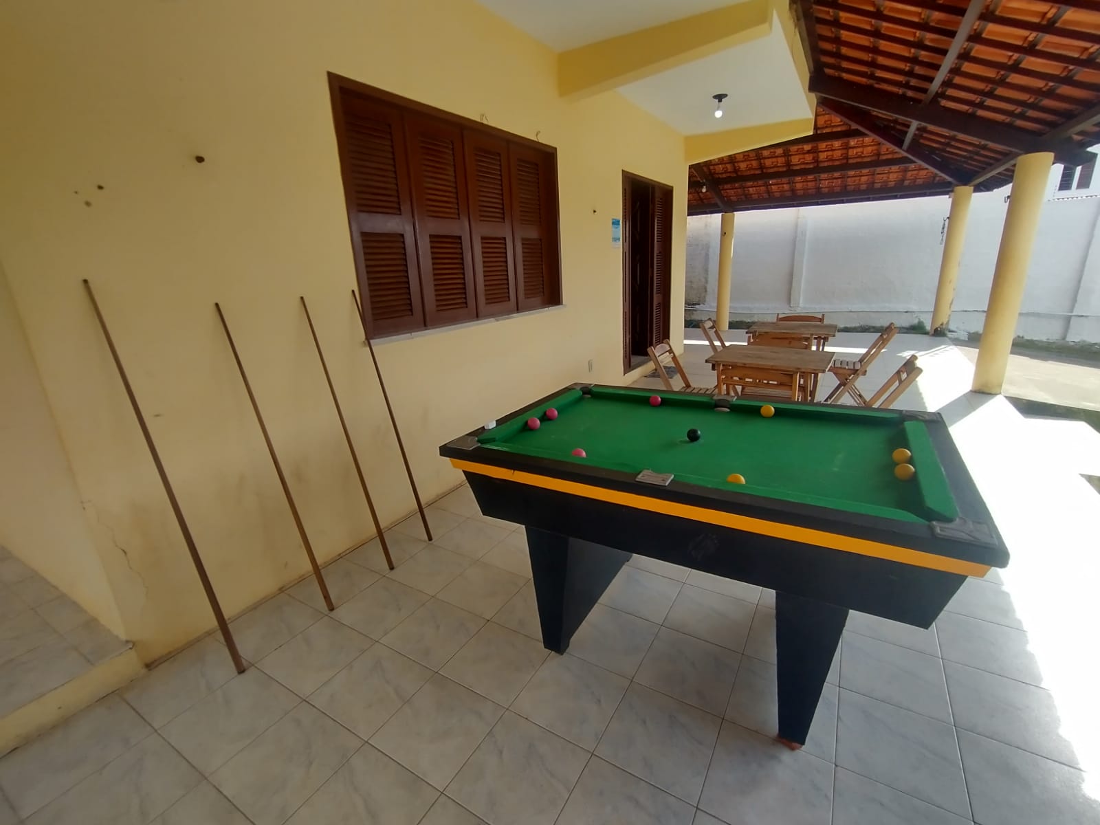 Mesa de sinuca na area coberta