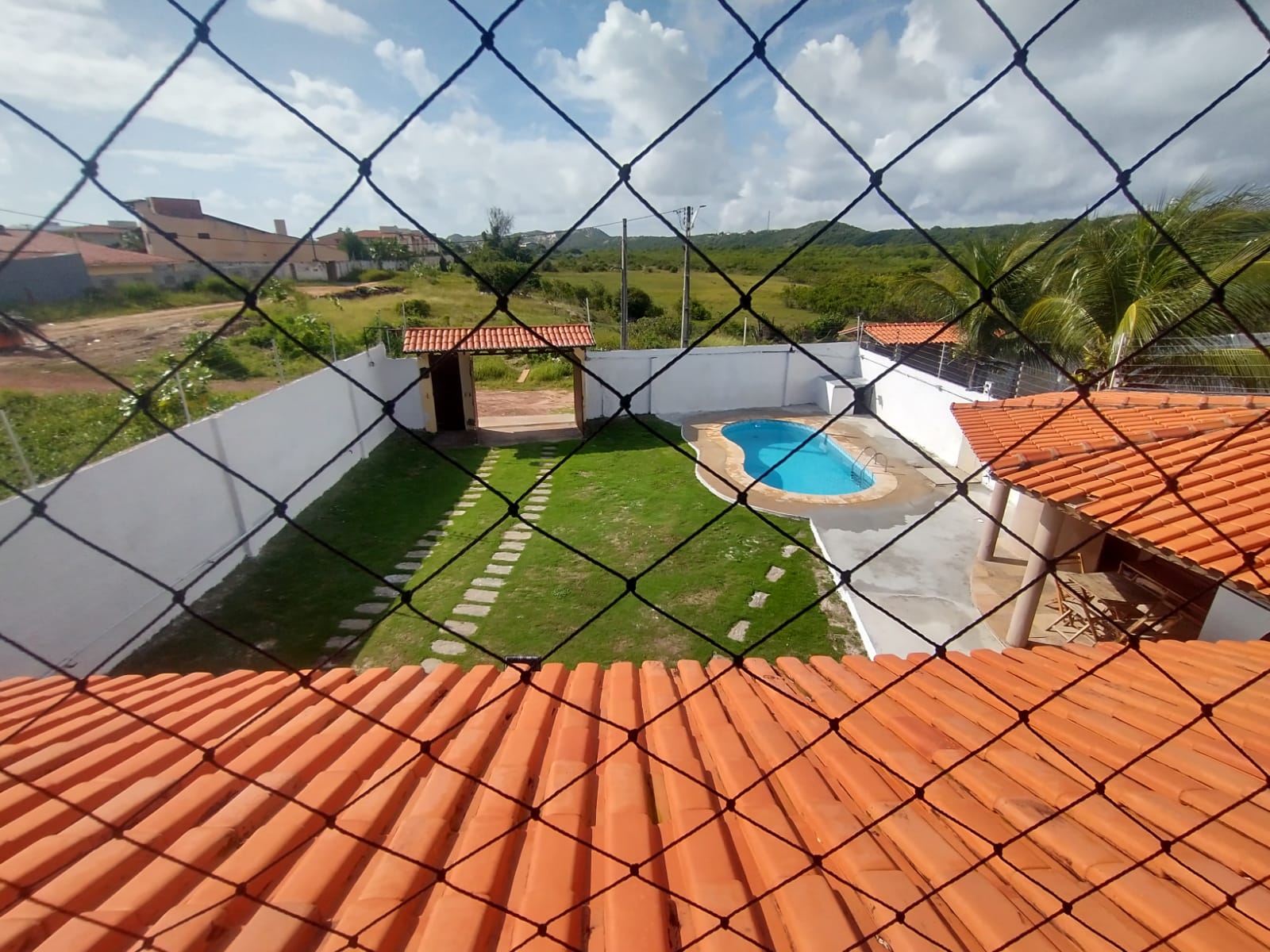 Vista do piso superior para piscina e jardim